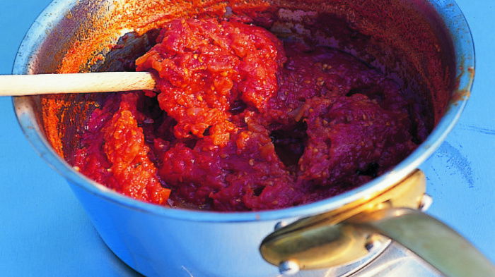 picture of a saucepan with a classic fresh tomato sauce