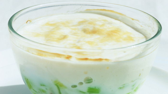 picture of a glass bowl with the ingredients for egg and leeks en cocotte