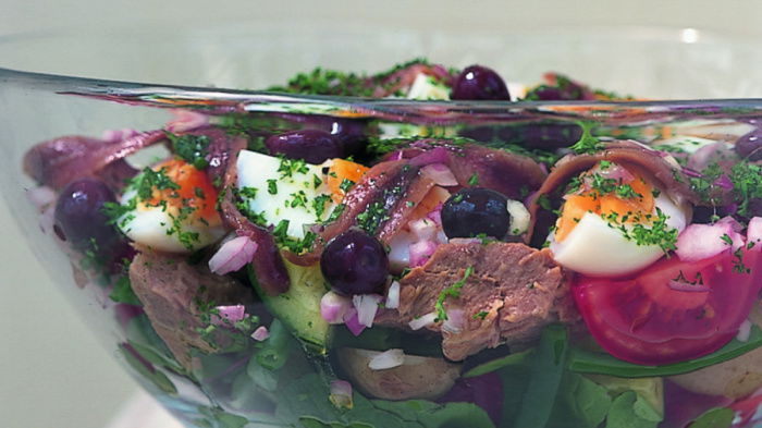 picture of salade nicoise in glass serving bowl