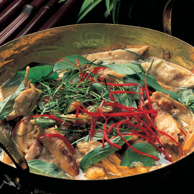 a picture of cooked thai green chicken curry in a pan