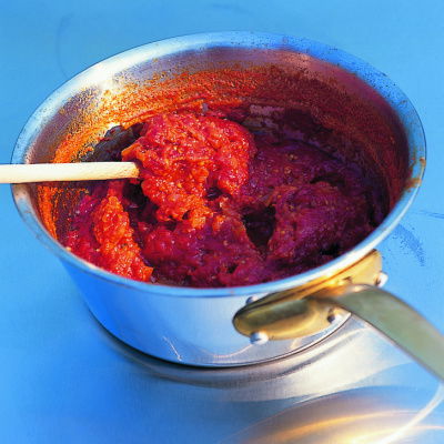 picture of a saucepan with a classic fresh tomato sauce