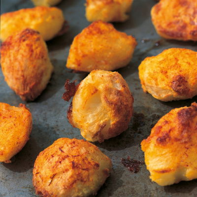 A picture of cooked roast potatoes on a baking tray