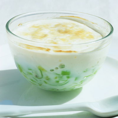 picture of a glass bowl with the ingredients for egg and leeks en cocotte