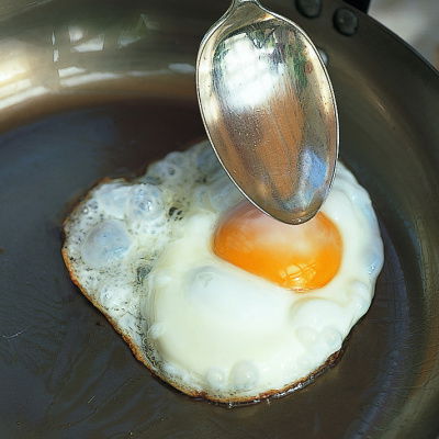 picture of a fried egg in a frying pan